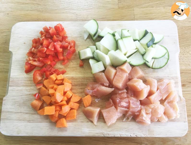 Saborosos cubinhos de frango com um mix delicioso de legumes