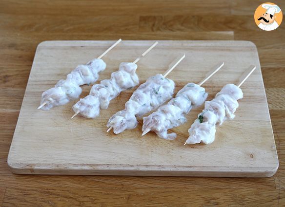 ESPETINHOS DE FRANGO COM TZATZIKI (MOLHO GREGO) – Receitas Ricas