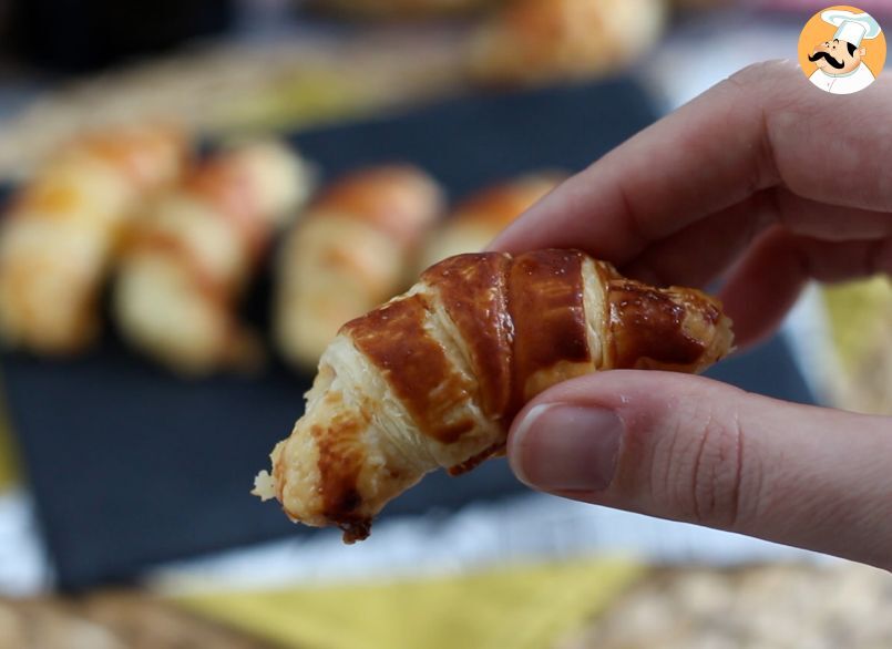 Mini croissants recheados com béchamel, queijo e presunto - Receita  Petitchef