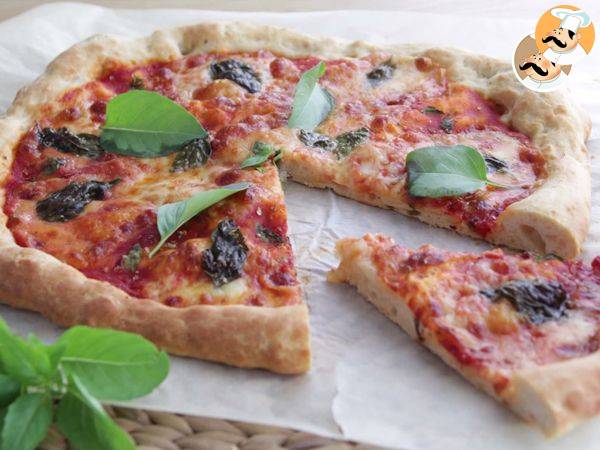 Pizza Margarita com massa caseira e fofa - Preparação Passo 10