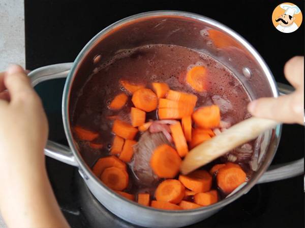 Boeuf Bourguignon tradicional: carne ao vinho estilo francês - Preparação Passo 2