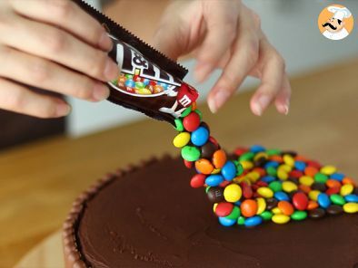 Bolo Da Sobrecarga Do Chocolate Com Sabe-tudo, ` S De M&M E Botões