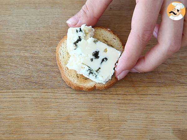 Tostas/ Torradas com roquefort, nozes e mel - Preparação Passo 1