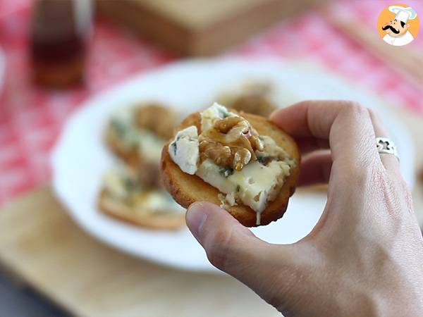 Tostas/ Torradas com roquefort, nozes e mel - Preparação Passo 3