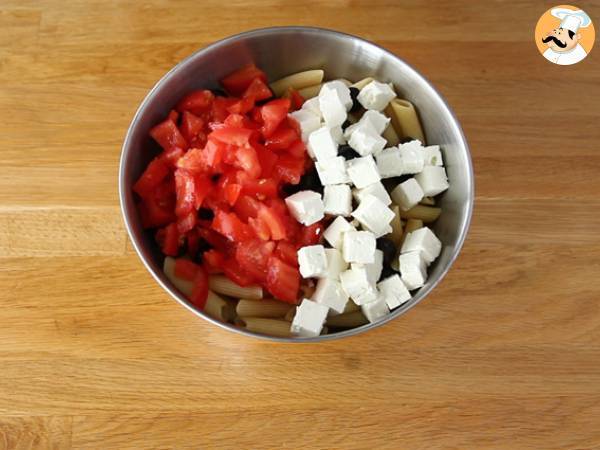 Salada de macarrão (tomate, feta e azeitonas) - Preparação Passo 2