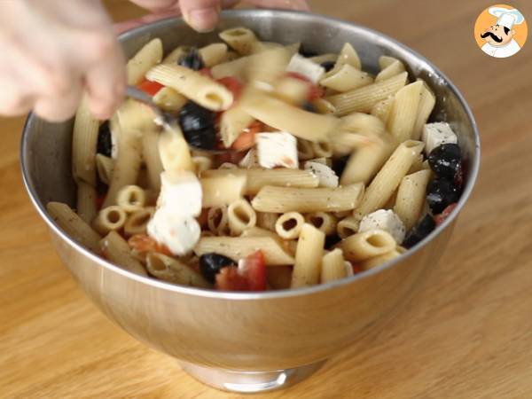 Salada de macarrão (tomate, feta e azeitonas) - Preparação Passo 3