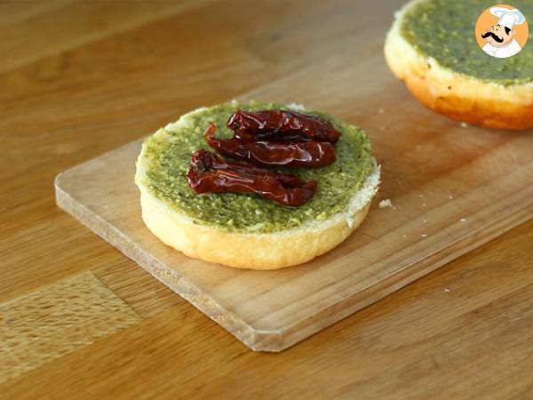 Hambúrguer à italiana (molho pesto, tomate seco, muçarela) - Preparação Passo 2