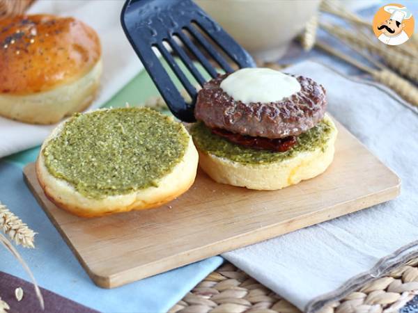 Hambúrguer à italiana (molho pesto, tomate seco, muçarela) - Preparação Passo 4