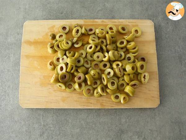 Bolo de azeitonas verdes com queijo e presunto - Preparação Passo 1