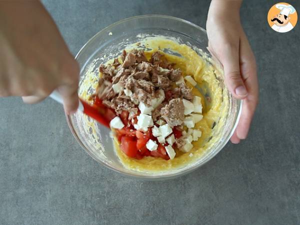 Bolinho de atum, tomate e queijo feita (muffins salgados) - Preparação Passo 3