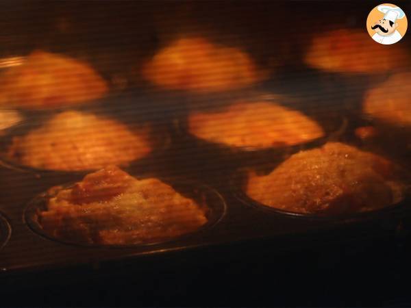 Bolinho de atum, tomate e queijo feita (muffins salgados) - Preparação Passo 4