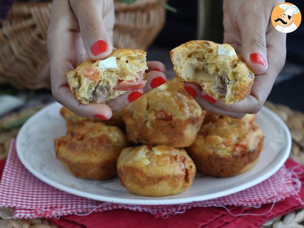 Bolinho de atum, tomate e queijo feita (muffins salgados) - Preparação Passo 5