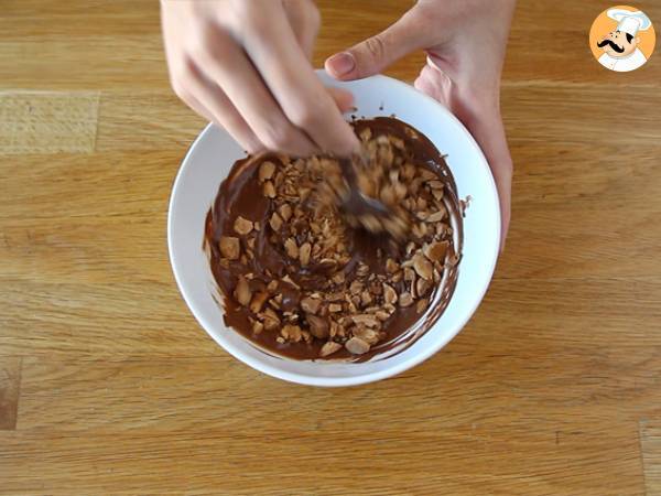 Bolo mármore com cobertura chocolate e amêndoas - Preparação Passo 9