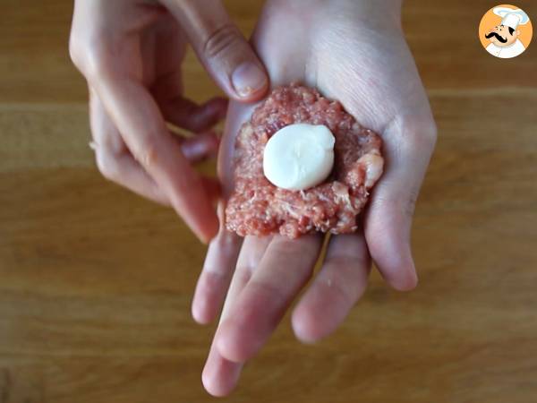 Almôndegas de carne recheada com mozzarella - Preparação Passo 3