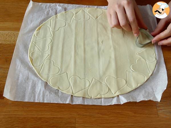 Folhados de coração com recheio de framboesa e chocolate. São chamados também de pie pops - Preparação Passo 2