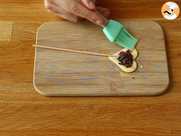 Folhados de coração com recheio de framboesa e chocolate. São chamados também de pie pops - Preparação Passo 4