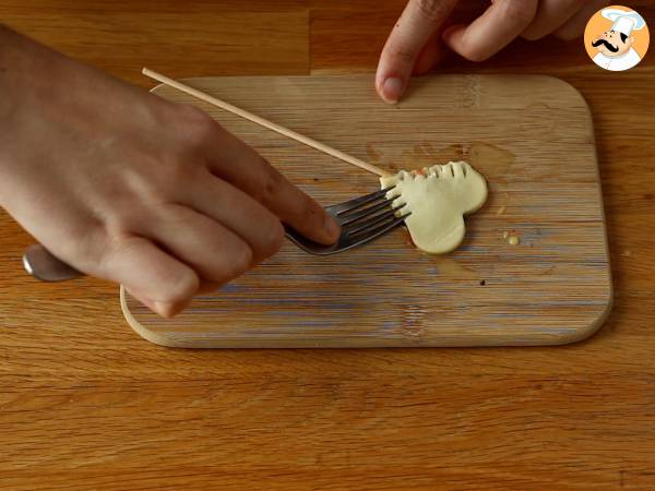 Folhados de coração com recheio de framboesa e chocolate. São chamados também de pie pops - Preparação Passo 5