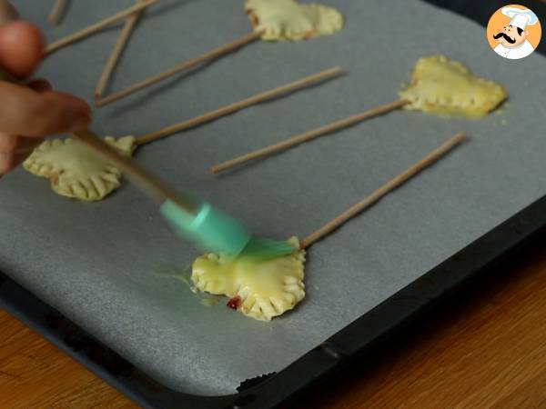 Folhados de coração com recheio de framboesa e chocolate. São chamados também de pie pops - Preparação Passo 6