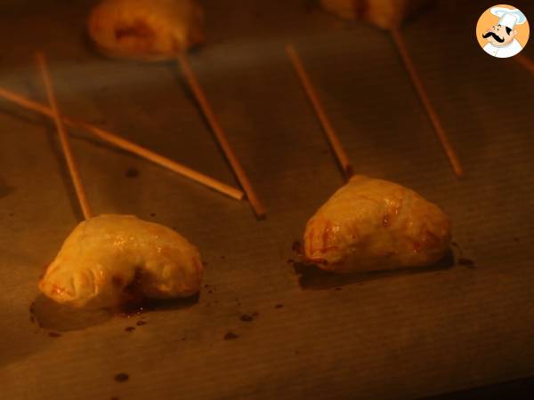 Folhados de coração com recheio de framboesa e chocolate. São chamados também de pie pops - Preparação Passo 7