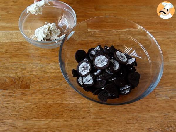 Bolo Oreo com 3 ingredientes e pronto em 6 minutos - Preparação Passo 1