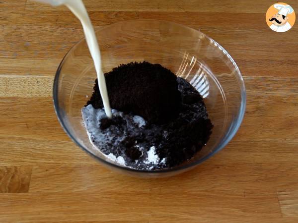 Bolo Oreo com 3 ingredientes e pronto em 6 minutos - Preparação Passo 2