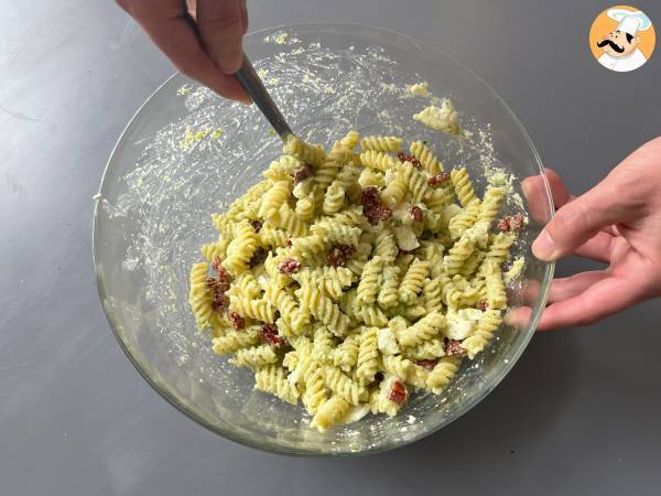 Salada de macarrão com pesto de curgete (abobrinha), mozzarella e tomate seco - Preparação Passo 4