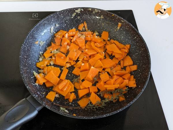 Macarrão com molho de abóbora e salsicha fresca (linguiça) - Preparação Passo 4