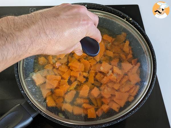 Macarrão com molho de abóbora e salsicha fresca (linguiça) - Preparação Passo 5