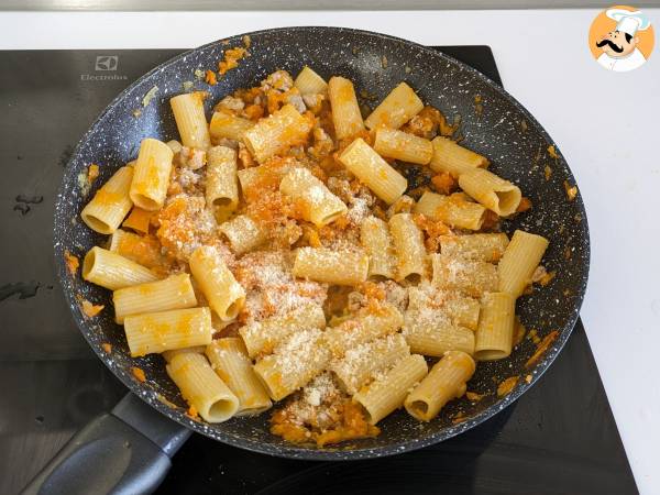 Macarrão com molho de abóbora e salsicha fresca (linguiça) - Preparação Passo 7