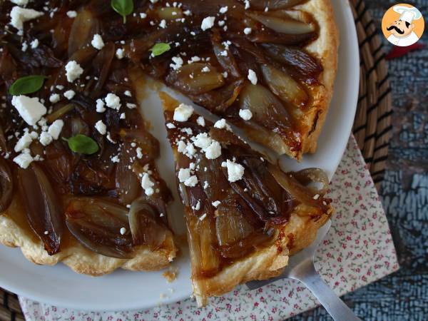 Torta invertida de chalota caramelizada com queijo feta - Preparação Passo 7