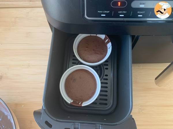 Petit gâteau de chocolate na Air Fryer! - Preparação Passo 8