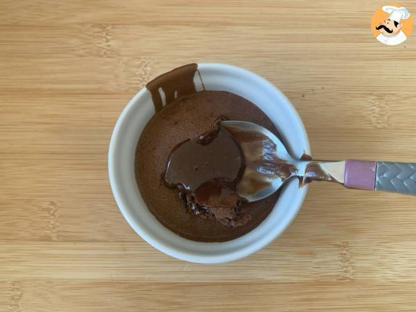 Petit gâteau de chocolate na Air Fryer! - Preparação Passo 9