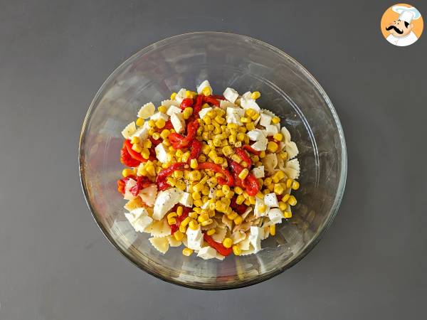 Salada de macarrão com pimento, milho e queijo mozzarella - Preparação Passo 4