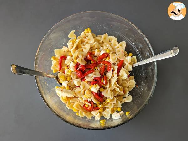 Salada de macarrão com pimento, milho e queijo mozzarella - Preparação Passo 5