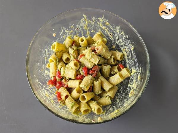 Macarrão frio com creme de abacate, amêndoas e tomate cereja - Preparação Passo 6