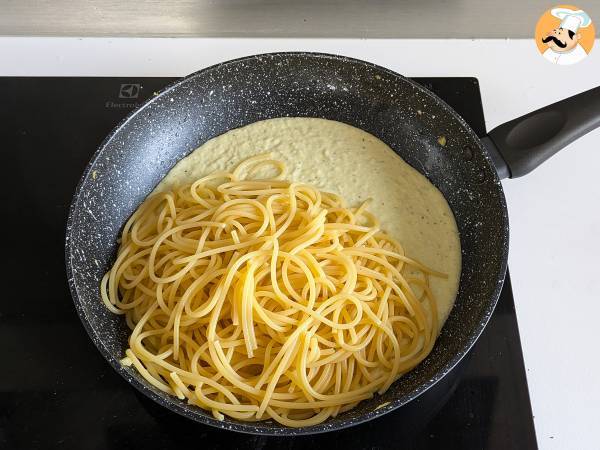 Macarrão cremoso com curgete (abobrinha) e iogurte grego - Preparação Passo 6