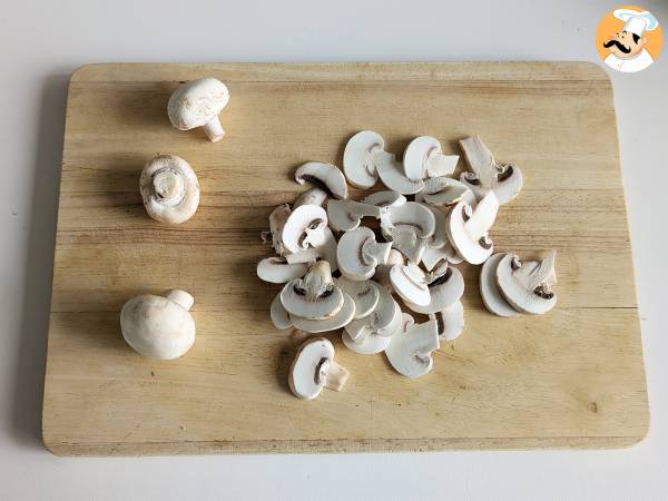 Macarrão cremoso com cogumelos e linguiça - Preparação Passo 1