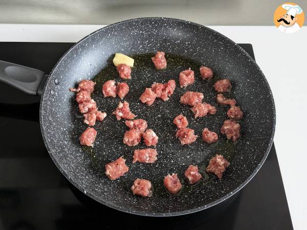 Macarrão cremoso com cogumelos e linguiça - Preparação Passo 2