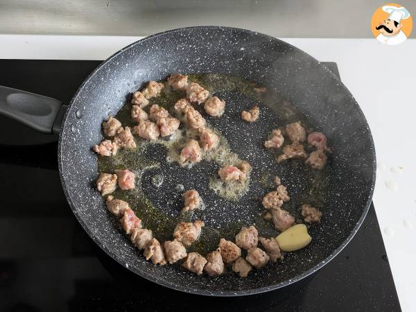 Macarrão cremoso com cogumelos e linguiça - Preparação Passo 3