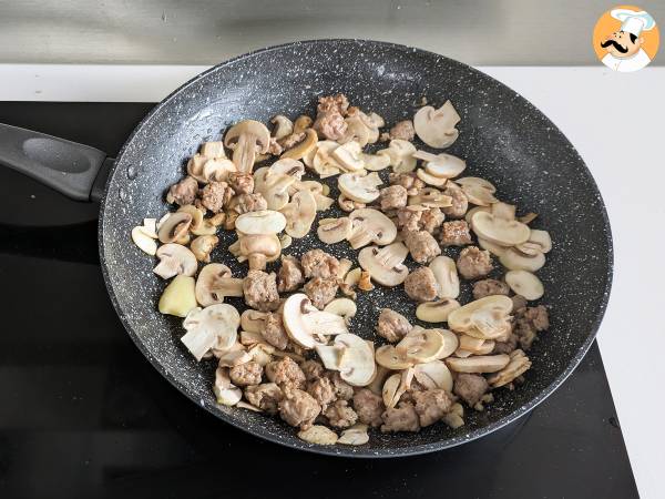 Macarrão cremoso com cogumelos e linguiça - Preparação Passo 4