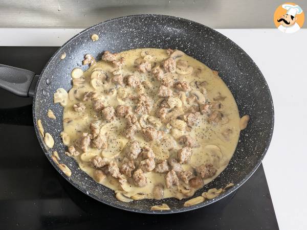 Macarrão cremoso com cogumelos e linguiça - Preparação Passo 6