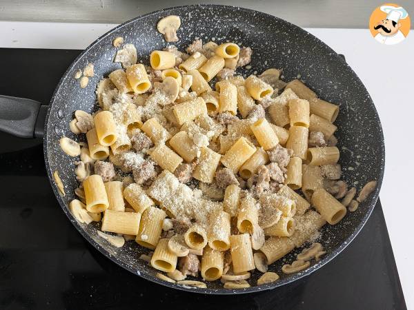 Macarrão cremoso com cogumelos e linguiça - Preparação Passo 7