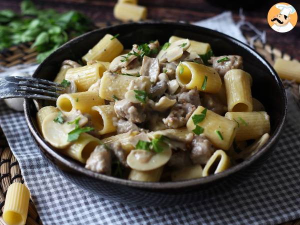 Macarrão cremoso com cogumelos e linguiça - Preparação Passo 9