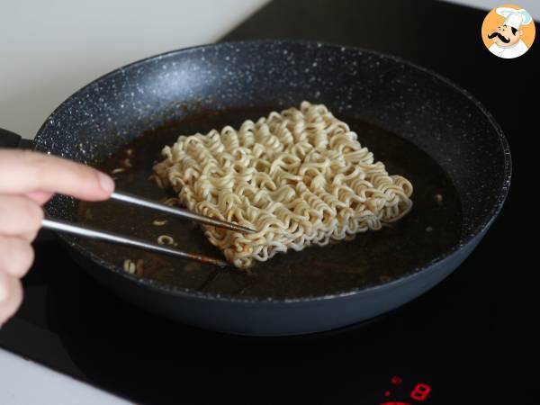 Como preparar o macarrão buldak habanero lime com frango marinado! - Preparação Passo 9