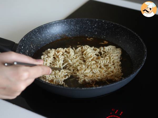 Como preparar o macarrão buldak habanero lime com frango marinado! - Preparação Passo 10