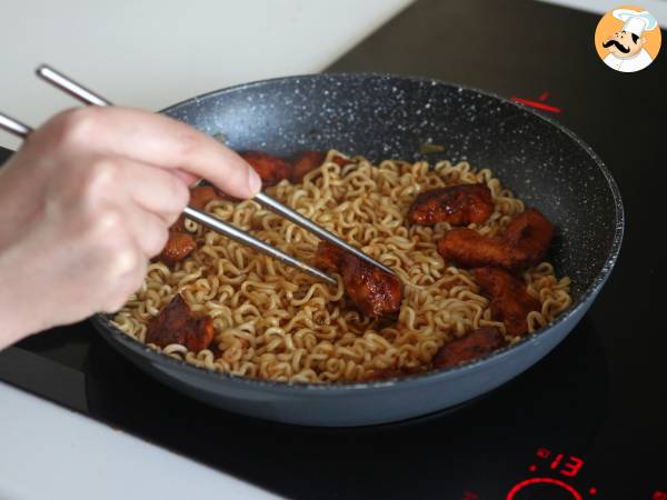 Como preparar o macarrão buldak habanero lime com frango marinado! - Preparação Passo 12