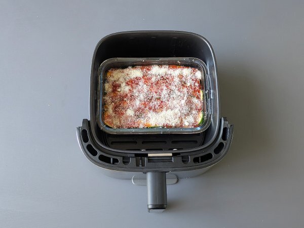 Abobrinha à parmegiana na Air Fryer: receita rápida, leve e super crocante - Preparação Passo 9