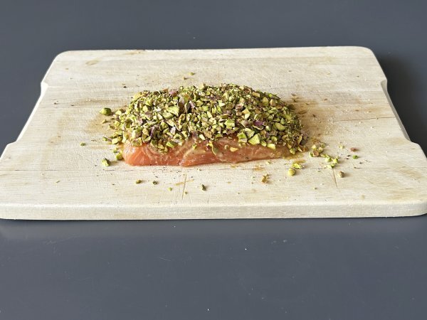Salmão em Crosta de Pistache: Receita Elegante em Menos de 15 Minutos - Preparação Passo 4