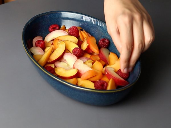Salada de frutas com pêssego, damasco e framboesa leve e deliciosa - Preparação Passo 4