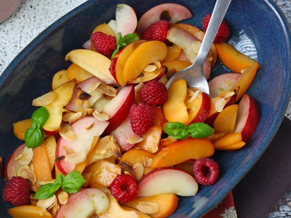 Salada de frutas com pêssego, damasco e framboesa leve e deliciosa - Preparação Passo 5